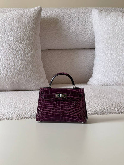 Hermes
minikelly 19cm💕master quality😍with box❤️
510 dhs✅🇦🇪

Zain52
♥️♥️♥️