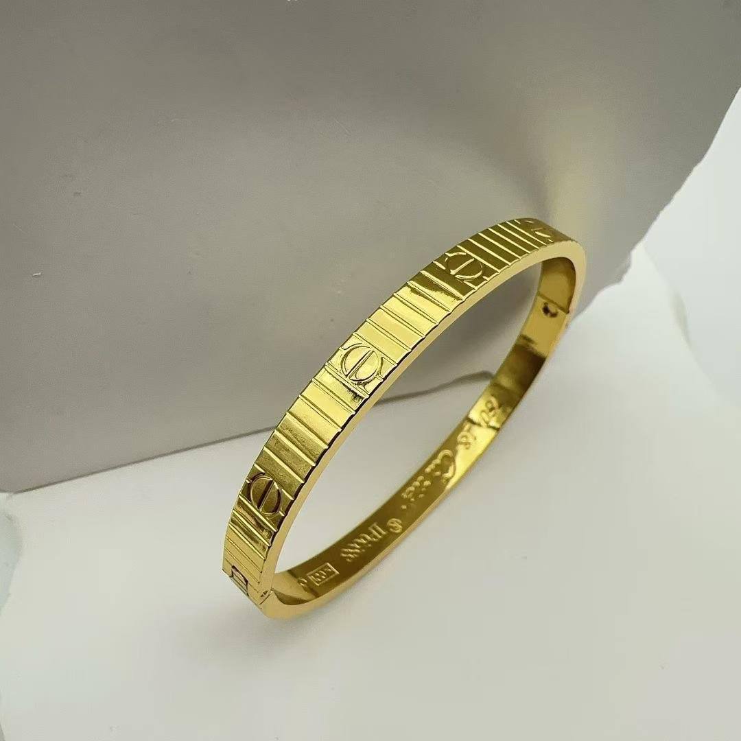 Cartier Bangle* 🤩
Stainless non tarnished 
18 size 

20 dhs🪙💚 simple box 🎁
30 dhs🪙💚 name box and bag🎁

Zain48
♥️♥️♥️