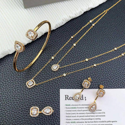 MESSIKA MASTER✨💫
NECKLACE BANGLE
EARRING RING 
170 DHS🇦🇪
WITH BOX AND PAPER BAG🛍️🎁

Zain89
♥️♥️♥️