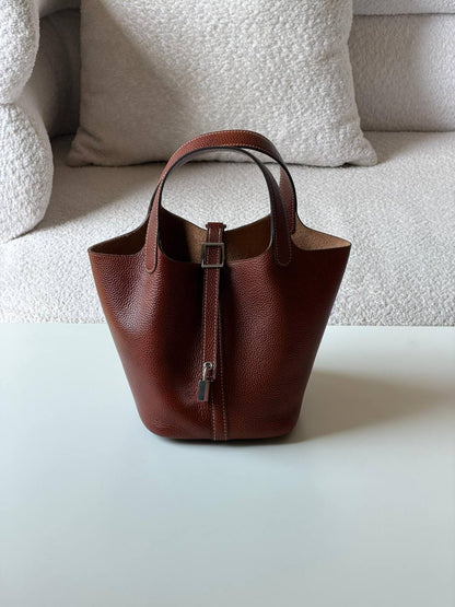 Hermes
picotin 18cm💥Master quality ✅

with box📦

340 dhs✅

Zain52
♥️♥️♥️