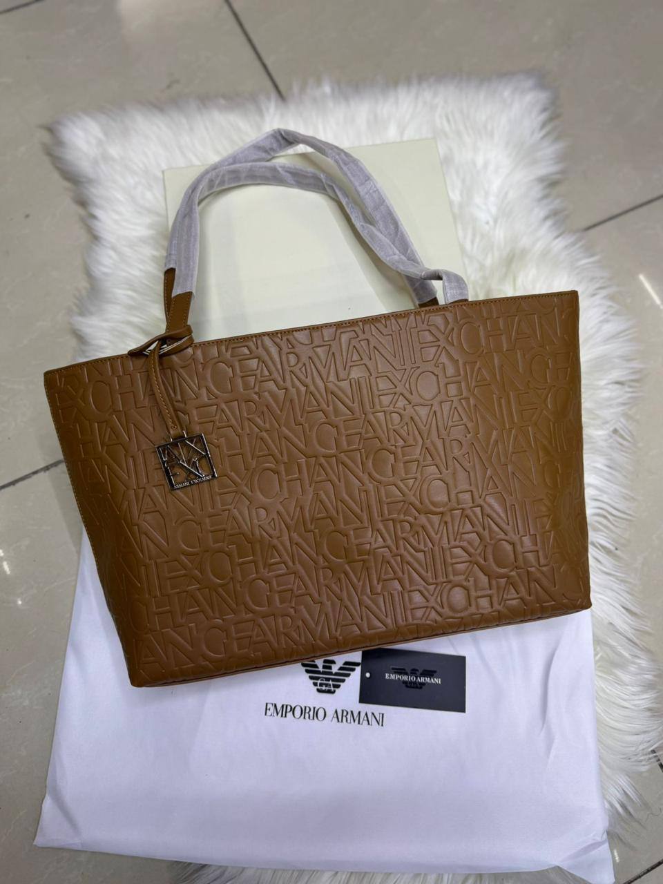 ❤️ Emporio Armani Tote
1⃣️ First quality
Size: 40 * 29 cm
90 dhs🇦🇪🇦🇪

Zain115
♥️♥️♥️