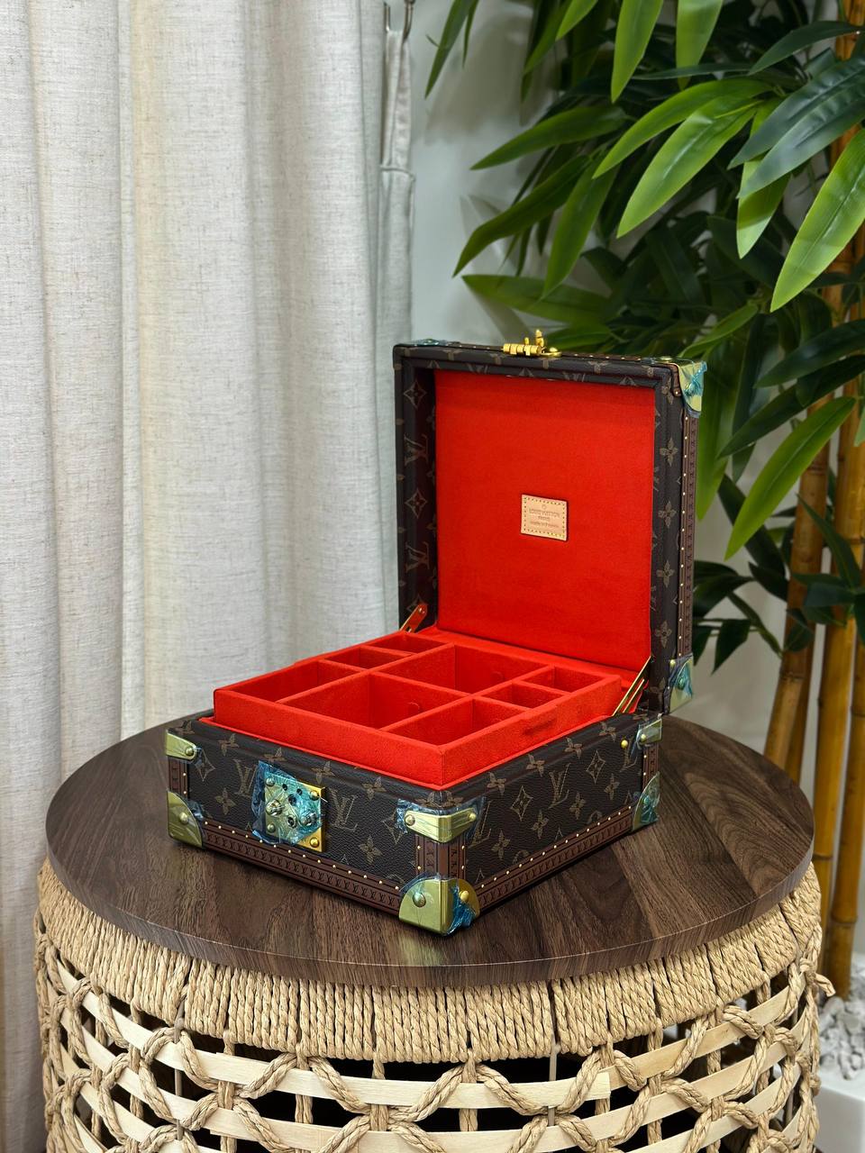 BRAND- LOUIS VUITTON 
*❗️JEWELLERY BOX❗*
*SUPER MASTER QUALITY ❗*
950 dhs✅
*WITH  PAPERBAG❗*

Zain267
♥️♥️♥️