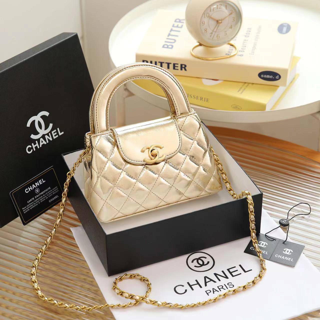 Chanel
95 dhs✅
Good  quality
Size：19cm
with box
🎁🎁🎁

Zain74
♥️♥️♥️