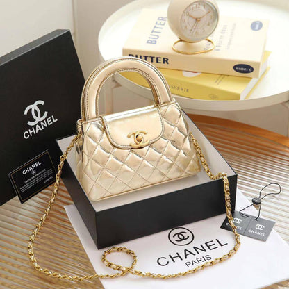 Chanel
95 dhs✅
Good  quality
Size：19cm
with box
🎁🎁🎁

Zain74
♥️♥️♥️