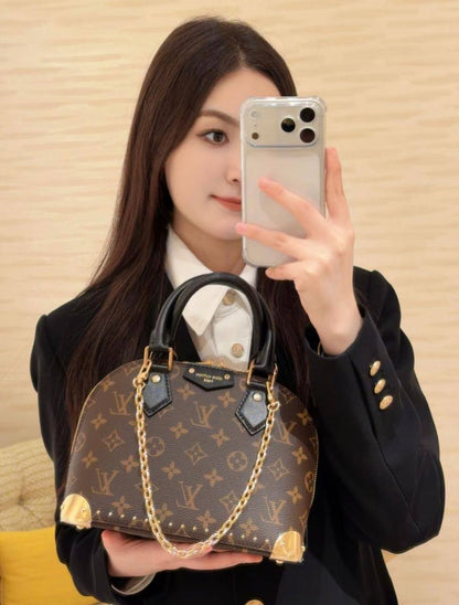 LV COPY 
WITH BOX 
210 dhs✅

Zain295
Zain299
♥️♥️♥️