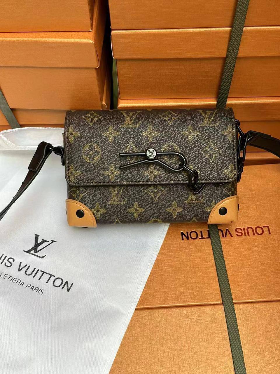 LV

70 dhs🌺

With box
🎁🎁🎁

18 cm 

Zain219
♥️♥️♥️