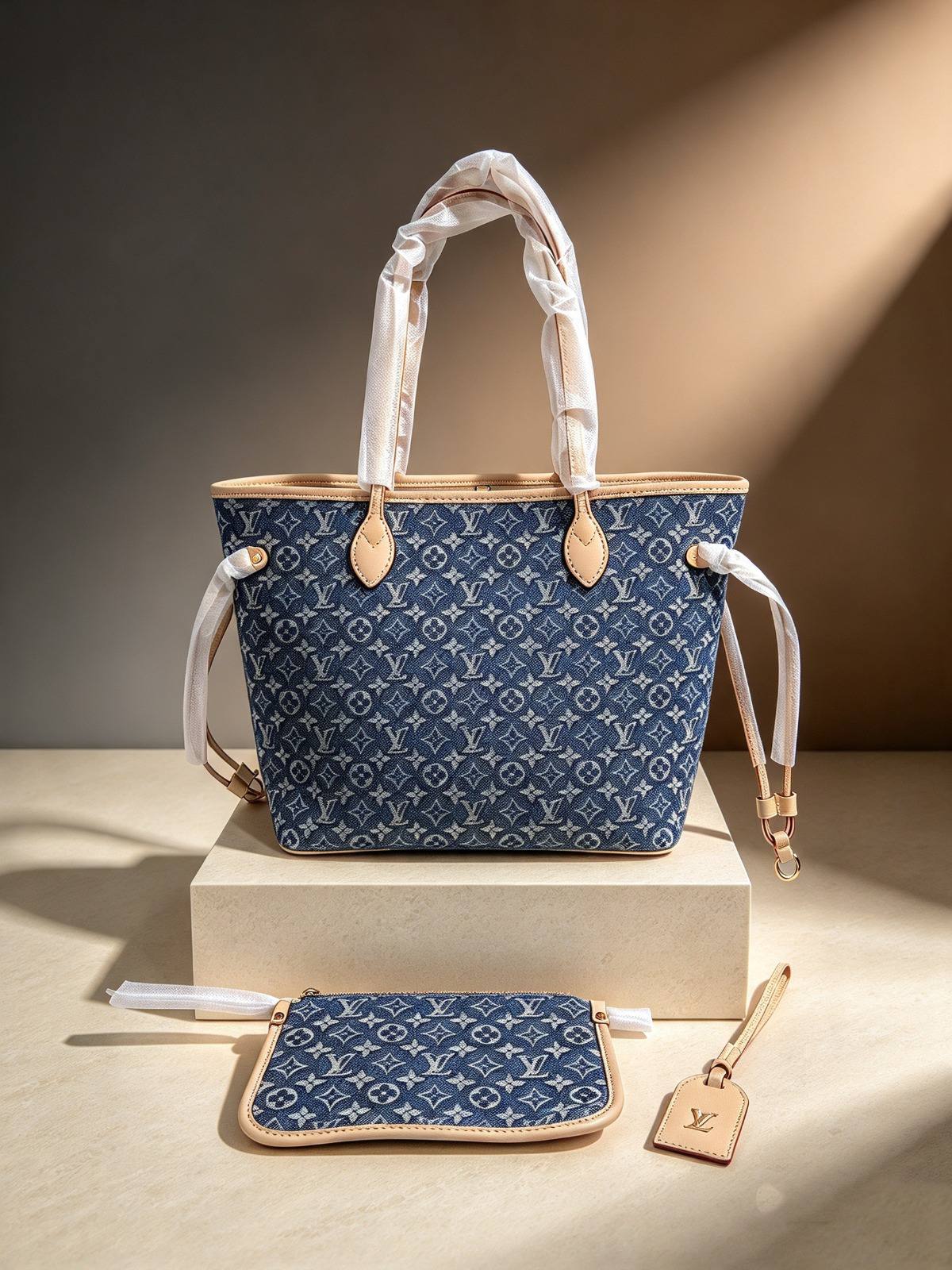 LV
best quality 

with box

125 dhs🇦🇪🇦🇪🇦🇪

size41CM
Zain290
♥️♥️♥️