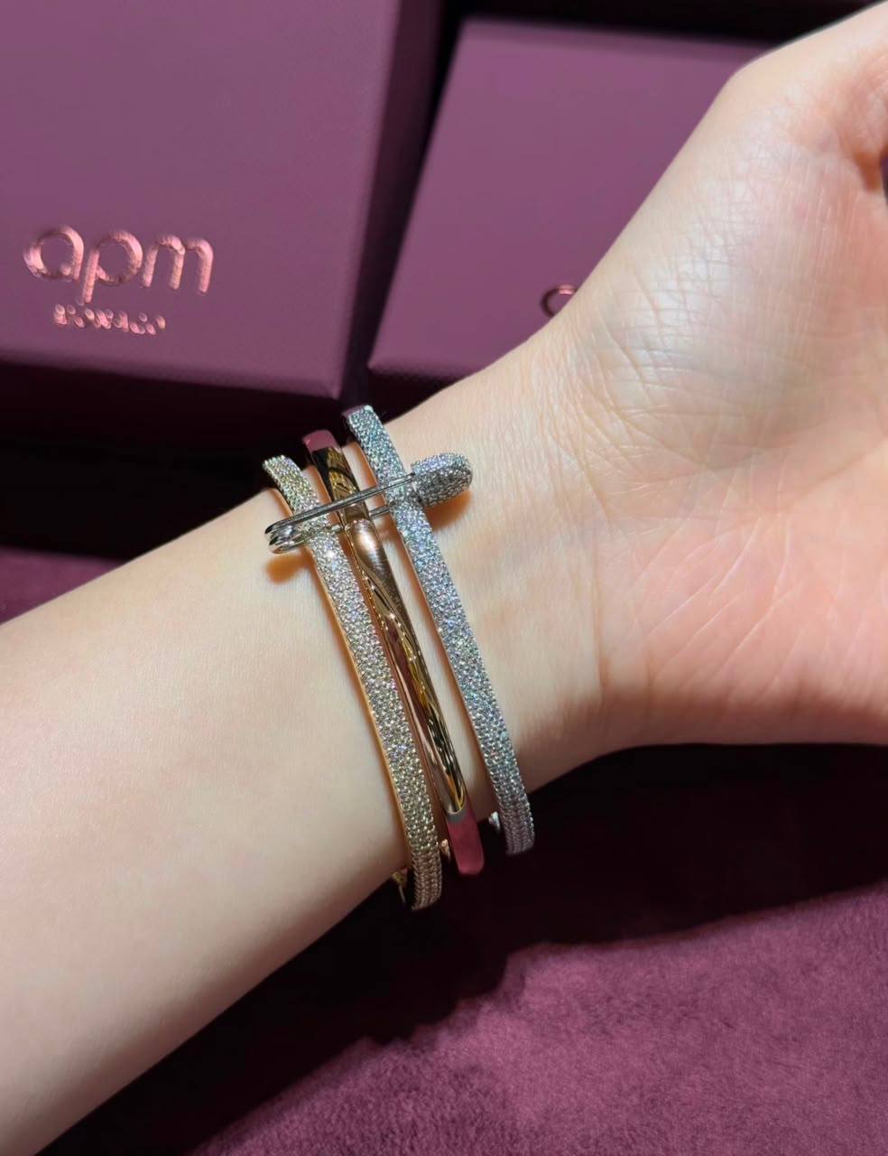 Apm 
Bangle 💥
Super master quality 💯
With normal boxes 🗃️ 
105 dhs🇦🇪🇦🇪🇦🇪

With master box 📦 
115 dhs🇦🇪🇦🇪🇦🇪

Zain216
♥️♥️♥️