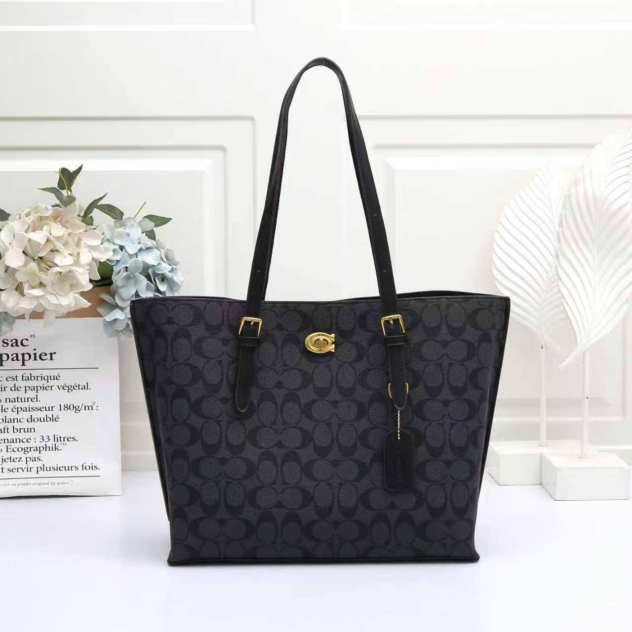 coach
120 dhs💓
Size34x27x20cm

Zain161
♥️♥️♥️