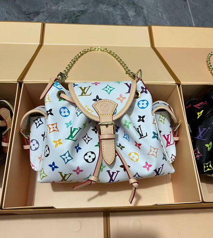 LV
GOOD QUALITY WITH BOX 
120 dhs💓

Zain17
♥️♥️♥️