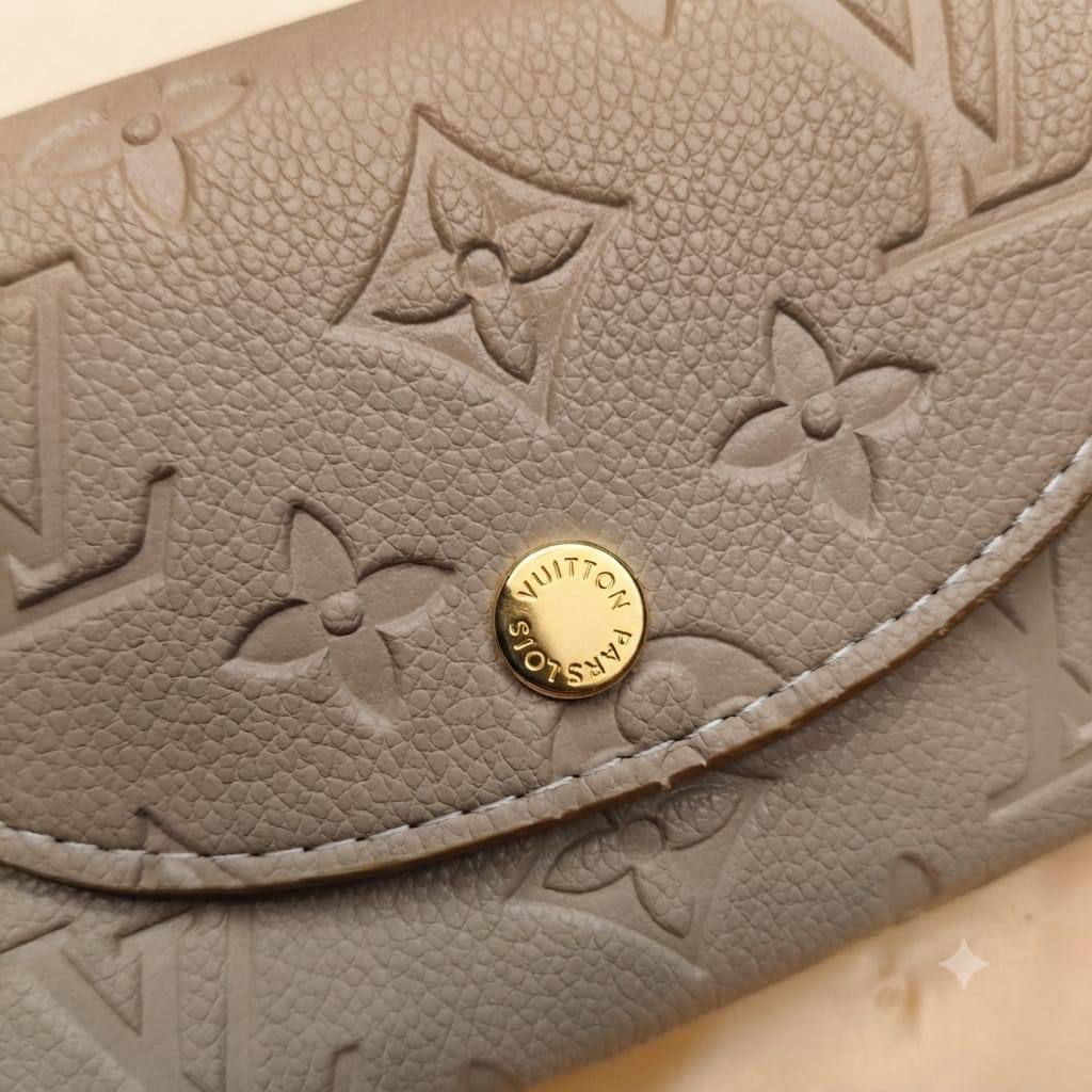 LV
SMALL WALLET
ᴛʀɪ- ғᴏʟᴅ ᴢɪᴘᴘᴇʀ ᴀɴᴅ ᴄᴀʀᴅ
ᴇᴍᴘʀᴇɪɴᴛᴇ/ᴍᴏɴᴏɢʀᴀᴍ
ɢᴏʟᴅ ʜᴀʀᴅᴡᴀʀᴇ
sɪᴢᴇ : 12.5  cm
ᴡɪᴛʜ BOX

45 dhs✅

Zain31
♥️♥️♥️