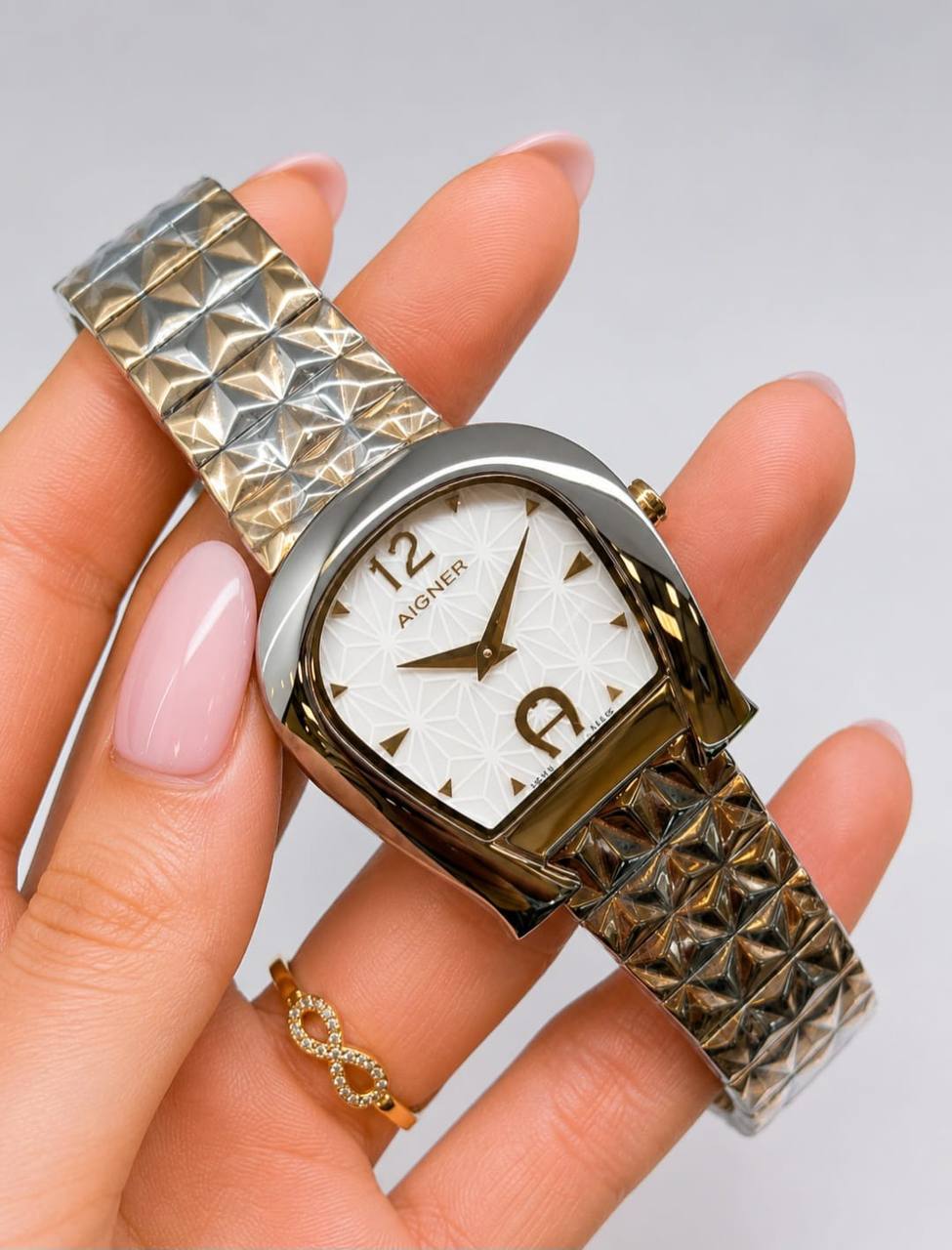 Aigner watch for ladies good quality 
270 dhs✅

Zain59
♥️♥️♥️