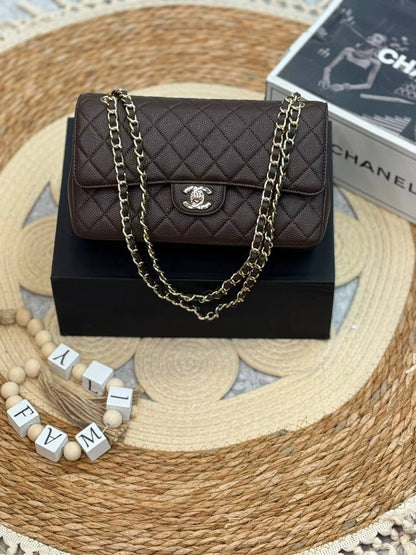 Chanel 
Master ❣️❣️
25Cm With Box 💼
Caviar Silver&Gold Hardware 
250 dhs🇦🇪🇦🇪

Zain131
♥️♥️♥️