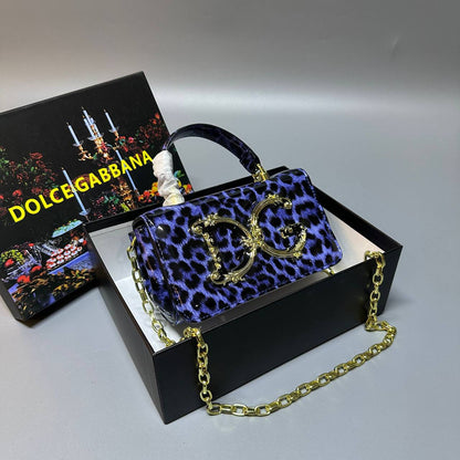 Dolce&Gabbana 

new came good quality

 with box 
🎁🎁🎁

90 dhs💓

Zain39
♥️♥️♥️
