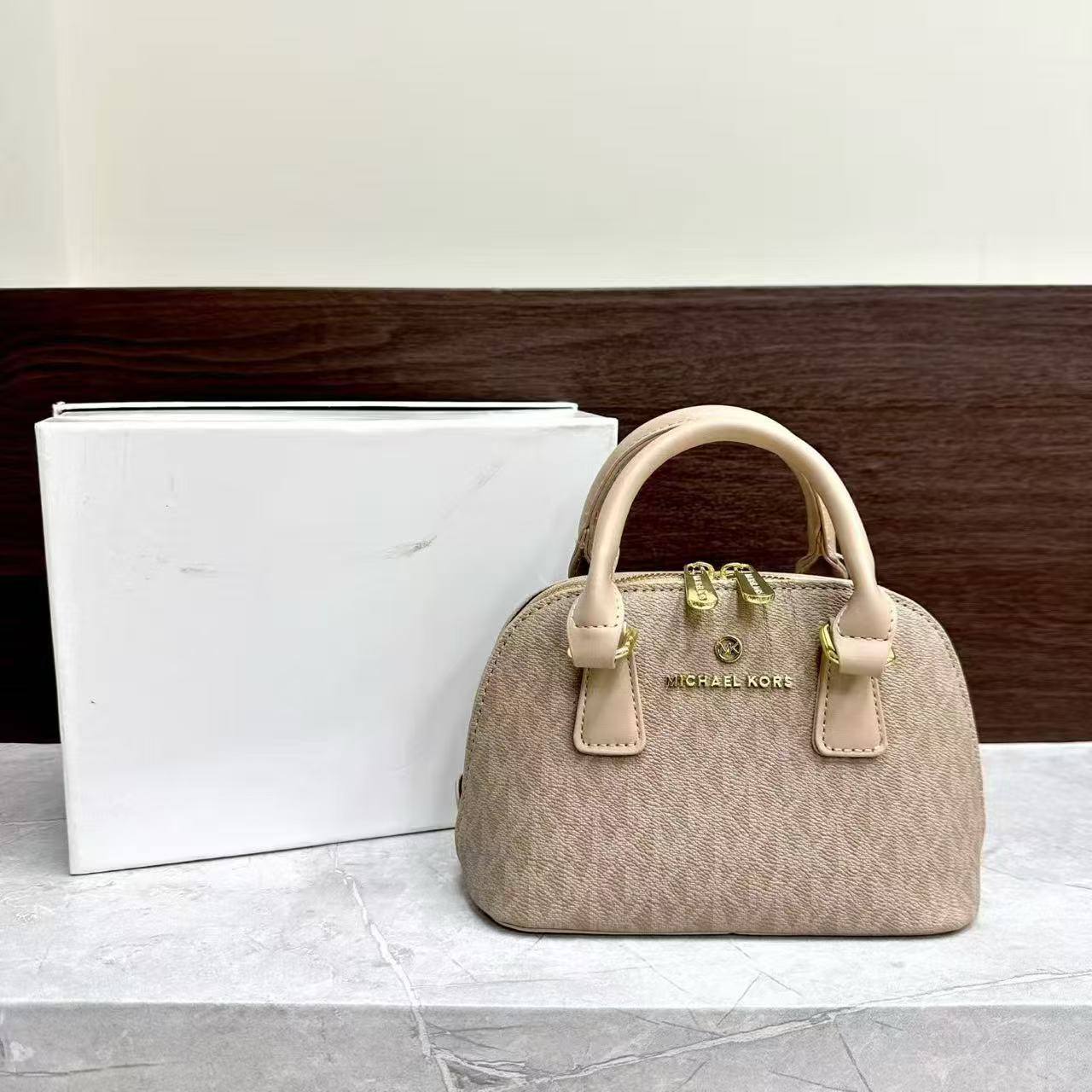 MK
  (with box) 🎁
70 dhs💓

Zain232
♥️♥️♥️