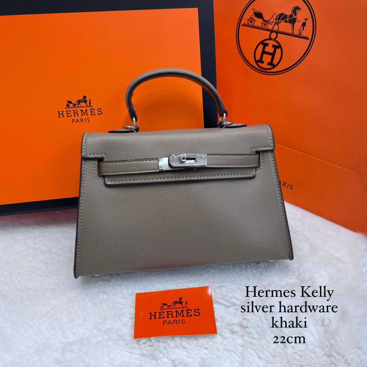 Hermes ᴋᴇʟʟʏ ʙᴀɢ  
silver hardware💓

ᴡɪᴛʜ ʙᴏx 
🎁🎁🎁

ʟᴇᴀᴛʜᴇʀ 
sɪᴢᴇ:22ᴄᴍ 
90 dhs✅

Zain56
♥️♥️♥️