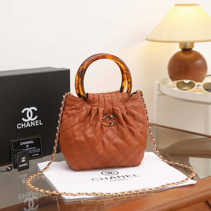 CHANEL 

NEW DESIGN 

High QUALITY 

WITH BOX 
95 dhs🇦🇪🇦🇪

Zain17
♥️♥️♥️