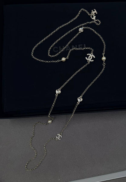 CHANEL 🤍
* Long Chain Necklace 
* Gold-Finish Metal with Stones 
* ⁠↗️ *Super Master Quality ®️* 🫆

*100 dhs❤️* with *Normal* Box & Bag
*135 dhs❤️* with *Orignal* Packaging 

Zain209
♥️♥️♥️
