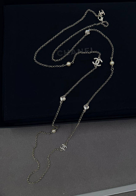 CHANEL 🤍
* Long Chain Necklace 
* Gold-Finish Metal with Stones 
* ⁠↗️ *Super Master Quality ®️* 🫆

*100 dhs❤️* with *Normal* Box & Bag
*135 dhs❤️* with *Orignal* Packaging 

Zain209
♥️♥️♥️