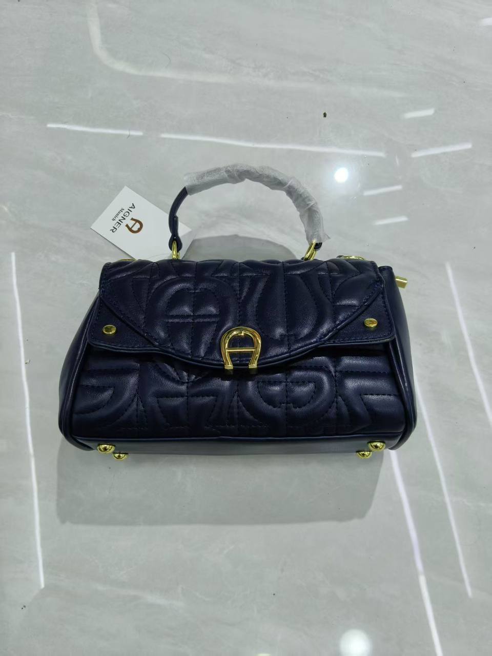 Aigner
95 dhs✅
With box
Size25cm

Zain06
♥️♥️♥️
