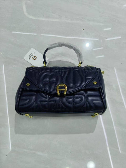 Aigner
95 dhs✅
With box
Size25cm

Zain06
♥️♥️♥️