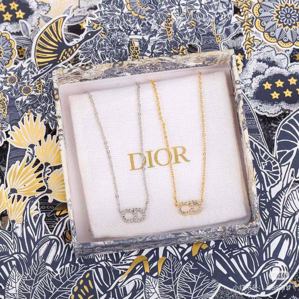 Dior🦋*
Necklace ❤️‍🔥
Earring❣️
Bracelet 💥
Master quality 💯
With normal boxes 📦 
105 dhs🪙💕
With master box 🗃️ 
120 dhs🪙💕

Zain216
♥️♥️♥️