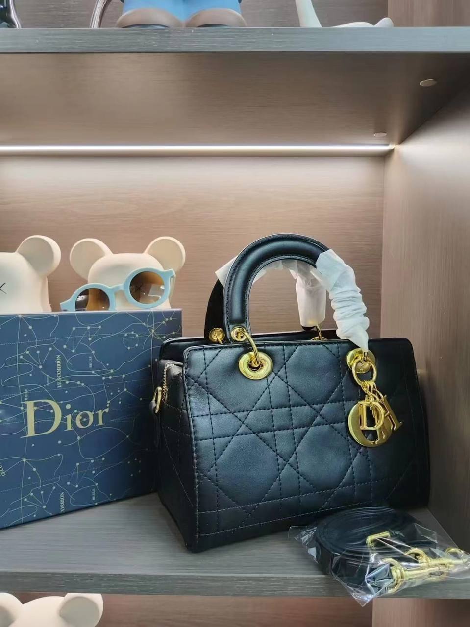 Dior

125 dhs✅

with box
🎁🎁🎁

High quality

Zain26
♥️♥️♥️