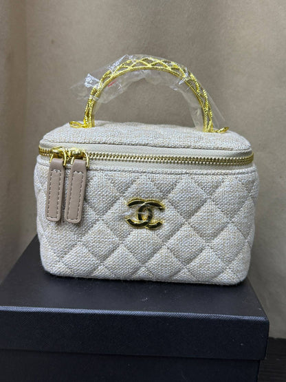 Chanel makeup

Good quality 

Size 17cm

100 dhs🇦🇪🇦🇪

With box 📦
Zain70
♥️♥️♥️
