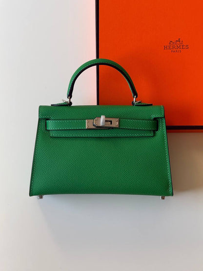 Hermes
minikelly 19cm💕
master quality😍with box❤️
340 dhs❤️💚❤️💚

Zain52
💚❤️💚