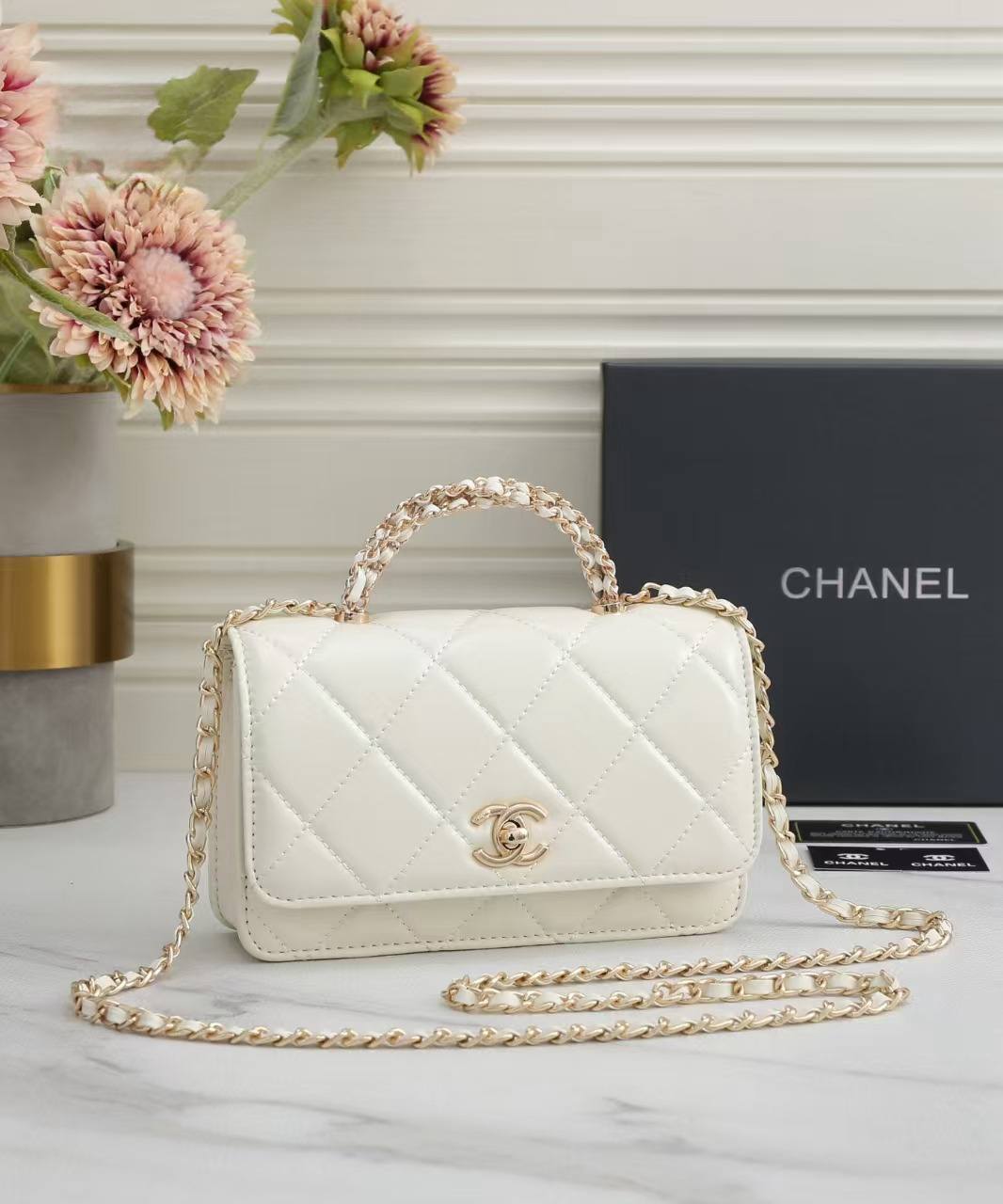 CHANEL

Best quality 
with box
100 dhs🇦🇪🇦🇪🇦🇪
size 19CM

Zain290
♥️♥️♥️