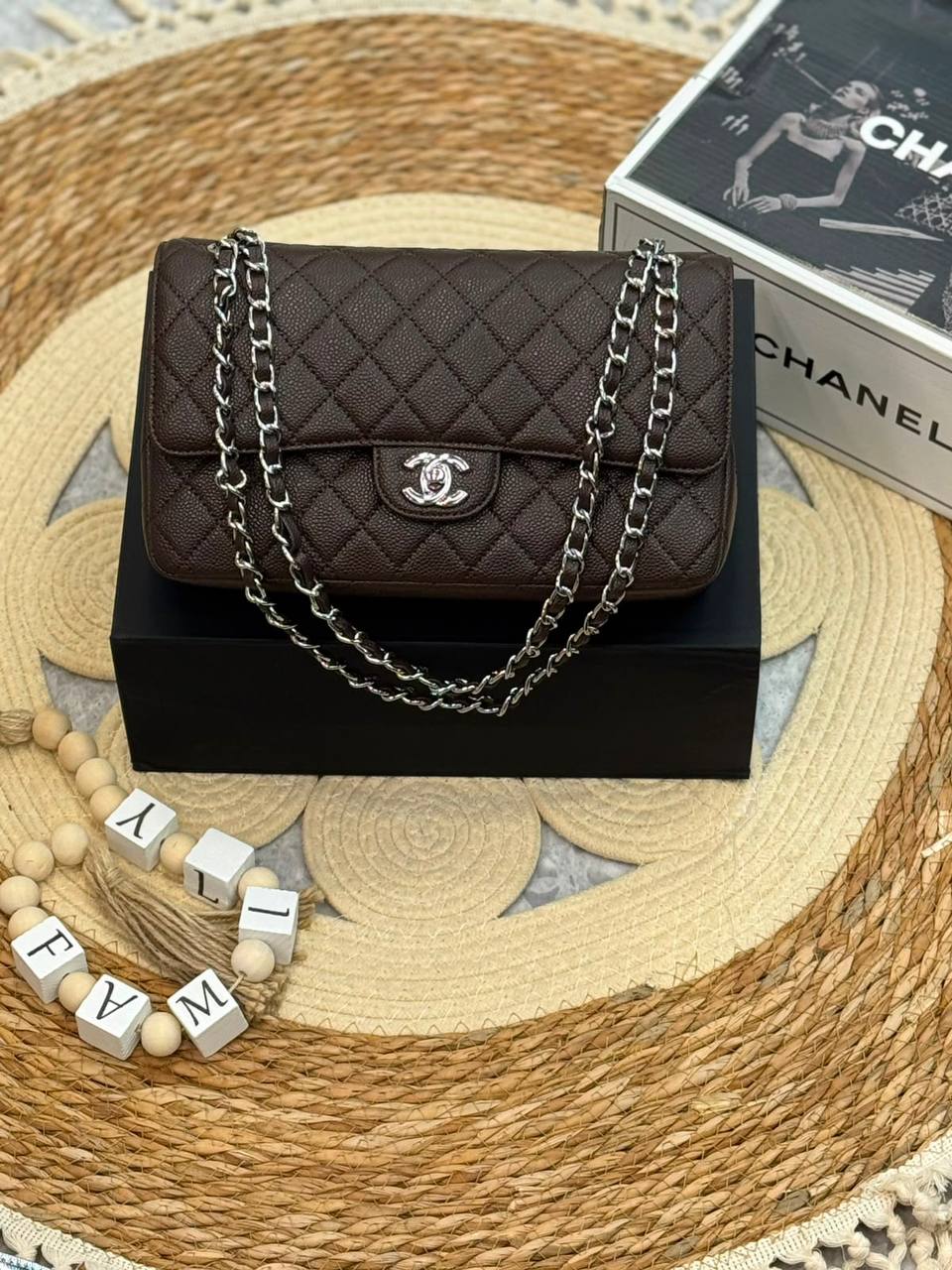 Chanel 
Master ❣️❣️
25Cm With Box 💼
Caviar Silver&Gold Hardware 
250 dhs🇦🇪🇦🇪

Zain131
♥️♥️♥️
