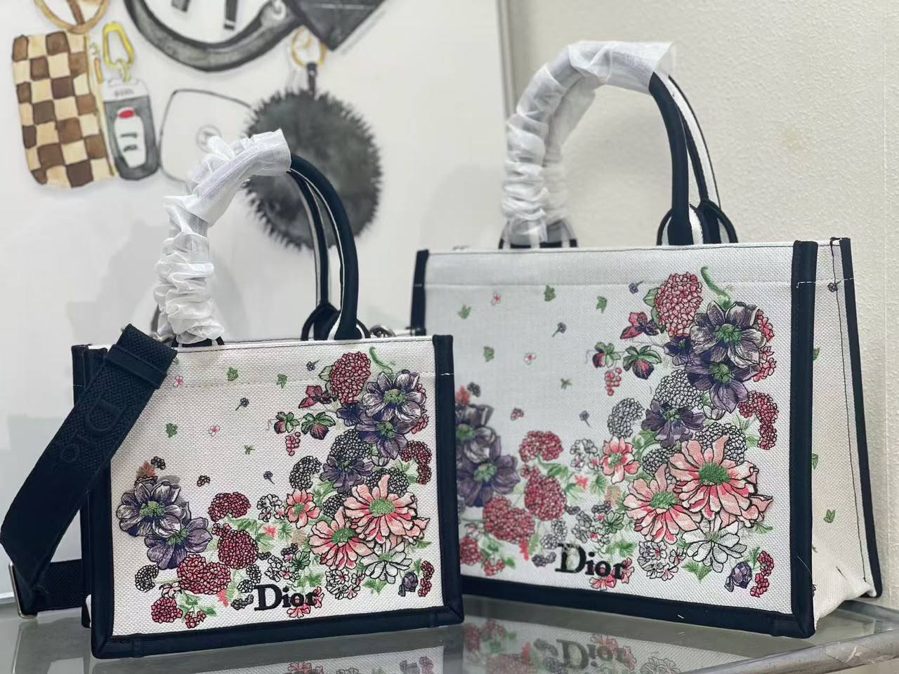 Dior Tote Bag 🙋🏻‍♀️
Master✅✅
36cm💕 320 dhs🇦🇪🇦🇪
41cm💕 330 dhs🇦🇪🇦🇪

Zain297
♥️♥️♥️