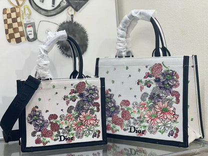 Dior Tote Bag 🙋🏻‍♀️
Master✅✅
36cm💕 320 dhs🇦🇪🇦🇪
41cm💕 330 dhs🇦🇪🇦🇪

Zain297
♥️♥️♥️