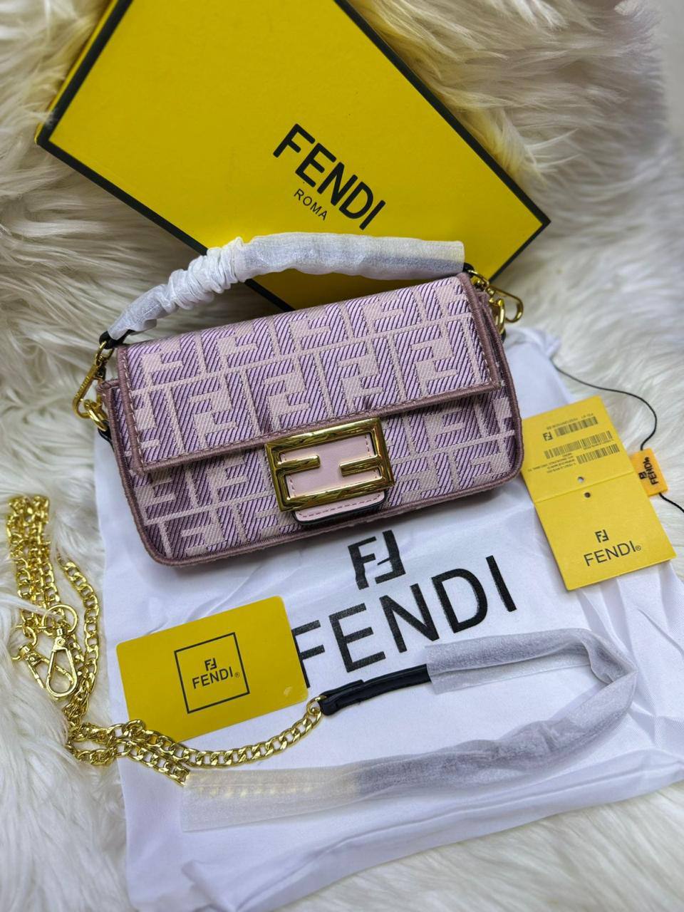 Fendi Small baguette
Size : 20 * 10 cm
85 dhs🪙💕
with box🎁

Zain115
♥️♥️♥️