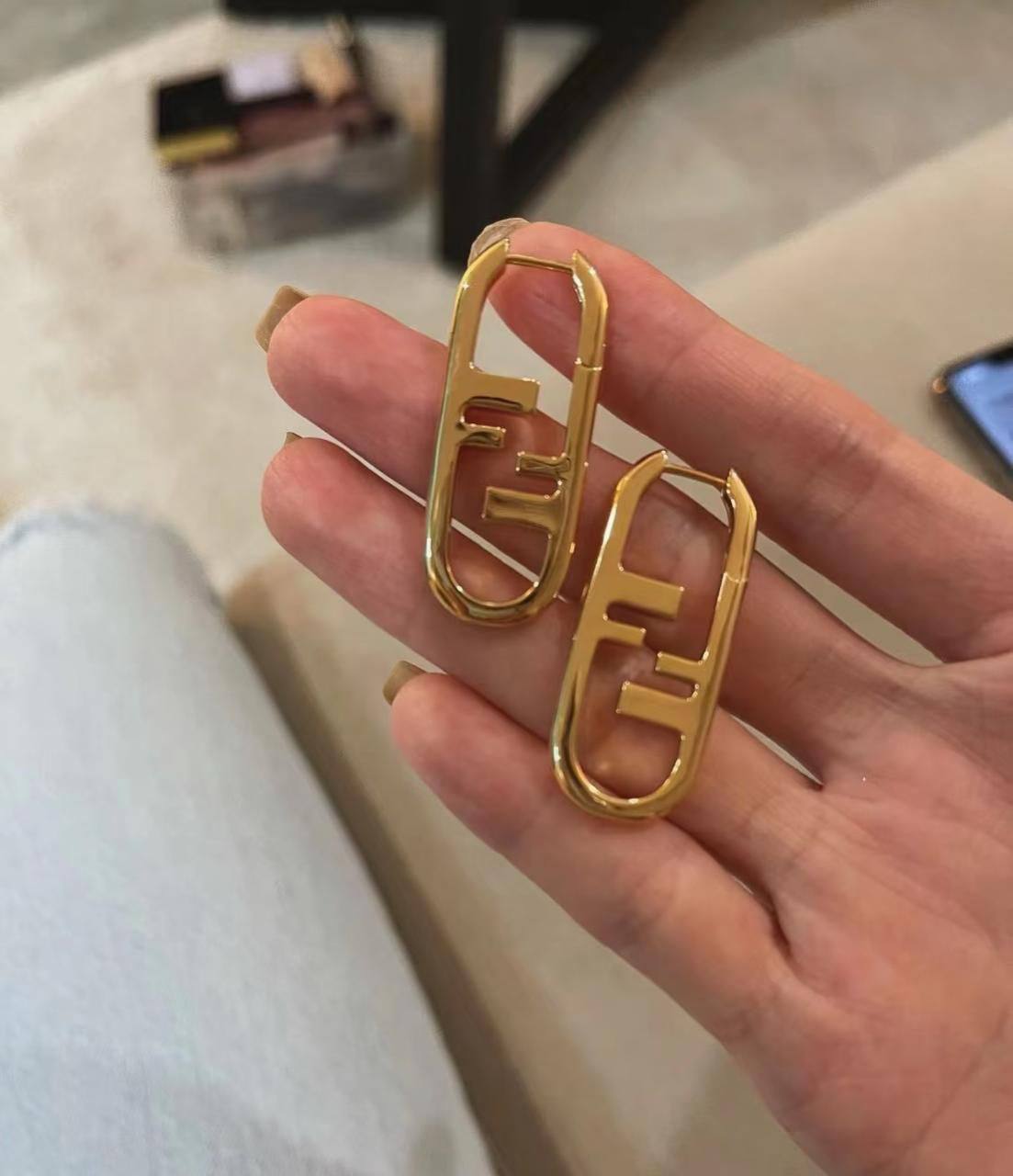 FENDI ❤️‍🔥*
Earring 🔥
Master quality 💯
With normal boxes 📦 
45 dhs🪙🌨️
With master box 🗃️ 
65 dhs🪙🌨️

Zain216
♥️♥️♥️