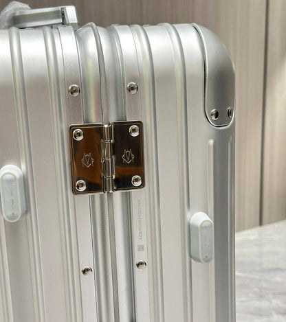 Rimowa
Super Master quality 

Small 790 dhs

Medium 890 dhs

Large 990 dhs 

Zain250
♥️♥️♥️