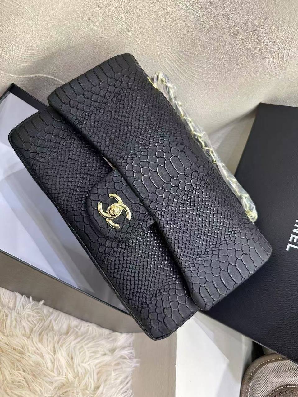 CHANEL 
 GOOD QUALITY 
WITH BOX 🎁🎁🎁
120 dhs✅

Zain39
♥️♥️♥️