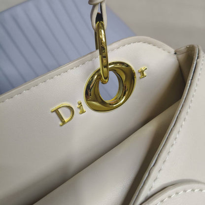 CHRISTIAN DIOR
ᴄɪɢᴀʟᴇ sɪɢɴᴀᴛᴜʀᴇ ʙᴏᴡ
ᴡɪᴛʜ ʟᴏɴɢ ʙᴇʟᴛ sᴛʀᴀᴘ
ɢᴏʟᴅ ʜᴀʀᴅᴡᴀʀᴇ
sɪᴢᴇ : 30 cm

75 dhs💓

Zain31
♥️♥️♥️