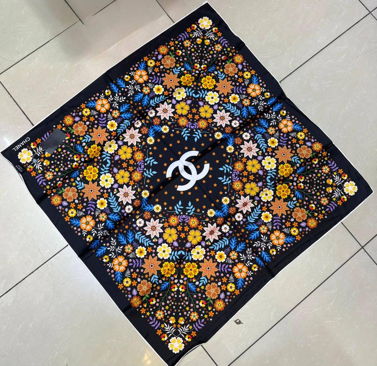 Silk square scarf 
40 dhs🇦🇪🇦🇪
Size 90*90

Zain93
♥️♥️♥️
