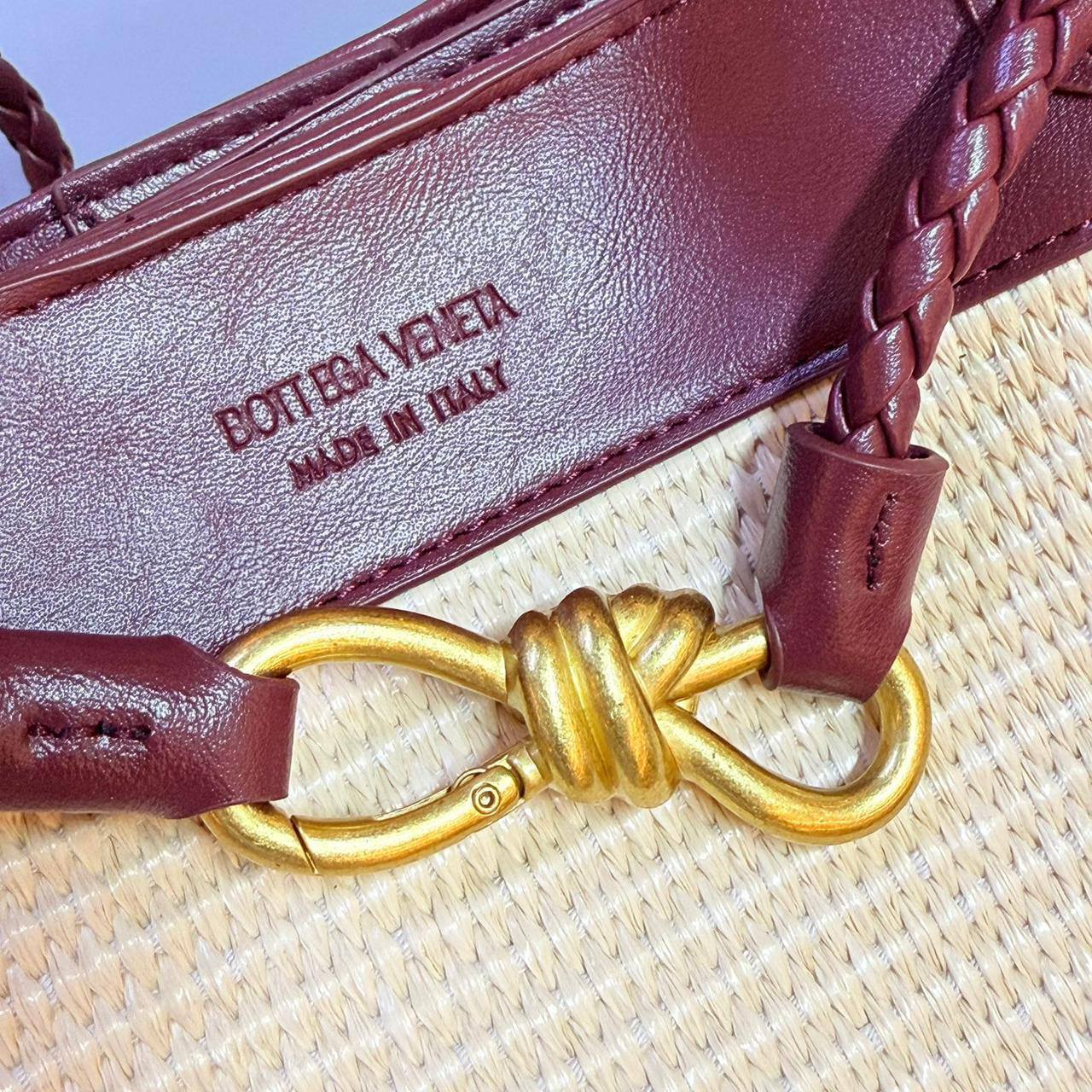 BOTTEGA VENETA 
NEW CAME GOOD QUALITY 

WITH BOX  
🎁🎁🎁

115 dhs🪙🖤
SIZE: 25cm

Zain39
♥️♥️♥️