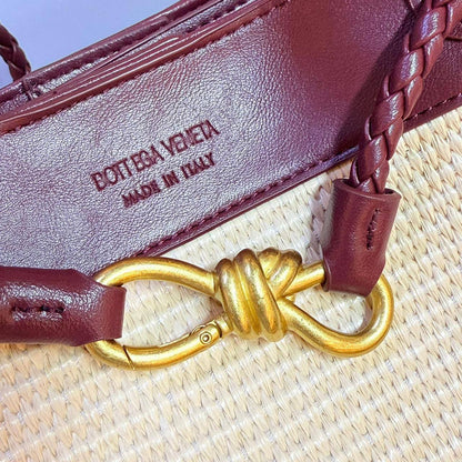BOTTEGA VENETA 
NEW CAME GOOD QUALITY 

WITH BOX  
🎁🎁🎁

115 dhs🪙🖤
SIZE: 25cm

Zain39
♥️♥️♥️