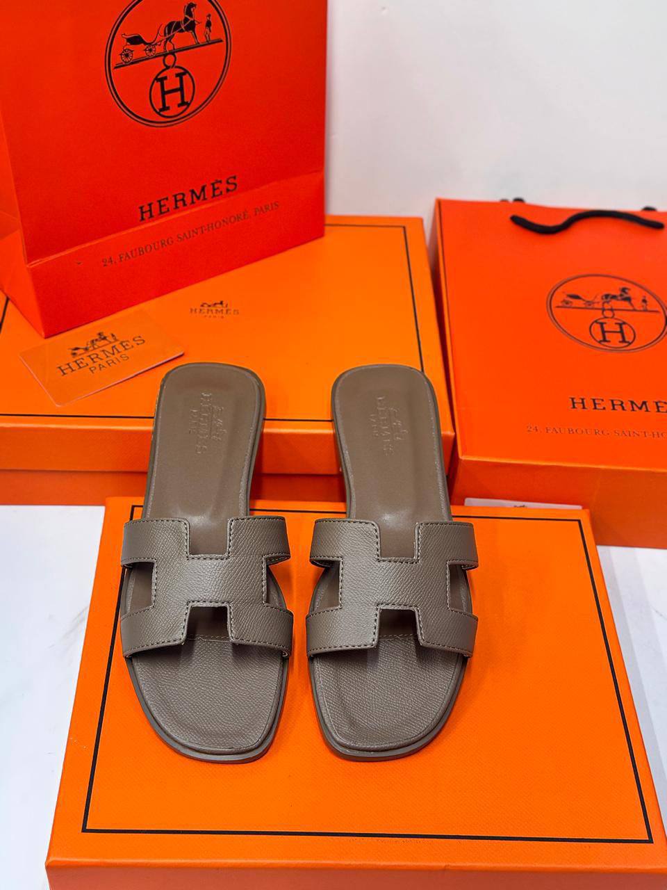 Hermes Slipper 
Size 36-41
90 dhs🇦🇪
Good Quality

Zain86
Zain16
♥️♥️♥️