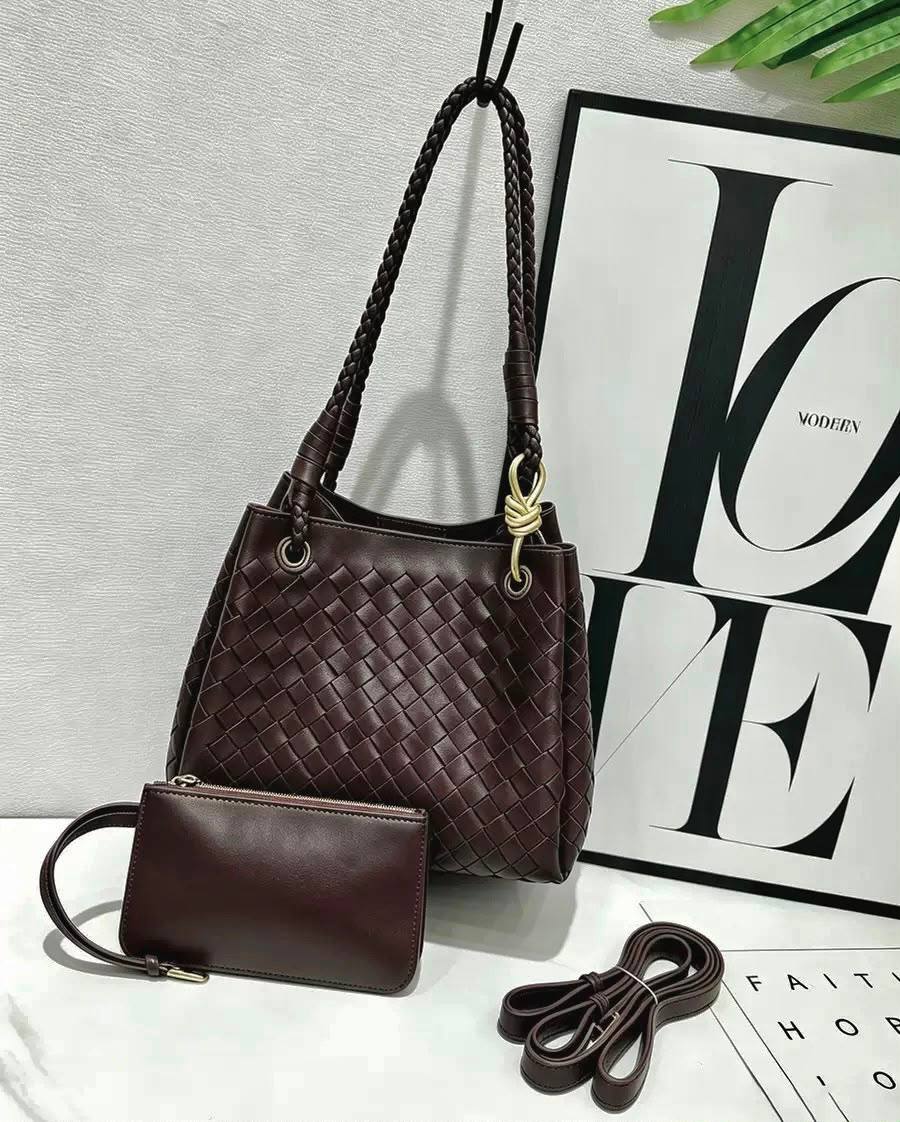 BOTTEGA NEW CAME HIGH QUALITY WITH BOX 
150 dhs✅

Zain295
♥️♥️♥️