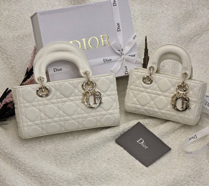 Dior 
Master🌺🌺
    17Cm 250 dhs💛
    22Cm 290 dhs💛
With Box Quality

Zain131
♥️♥️♥️