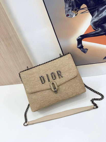 Dior
110 dhs🪙🌨️

Zain143
♥️♥️♥️