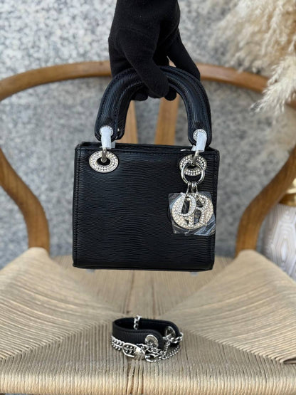 DIOR
17cm
310 dhs✅
Top quality 
With box🎁

Zain167
♥️♥️♥️