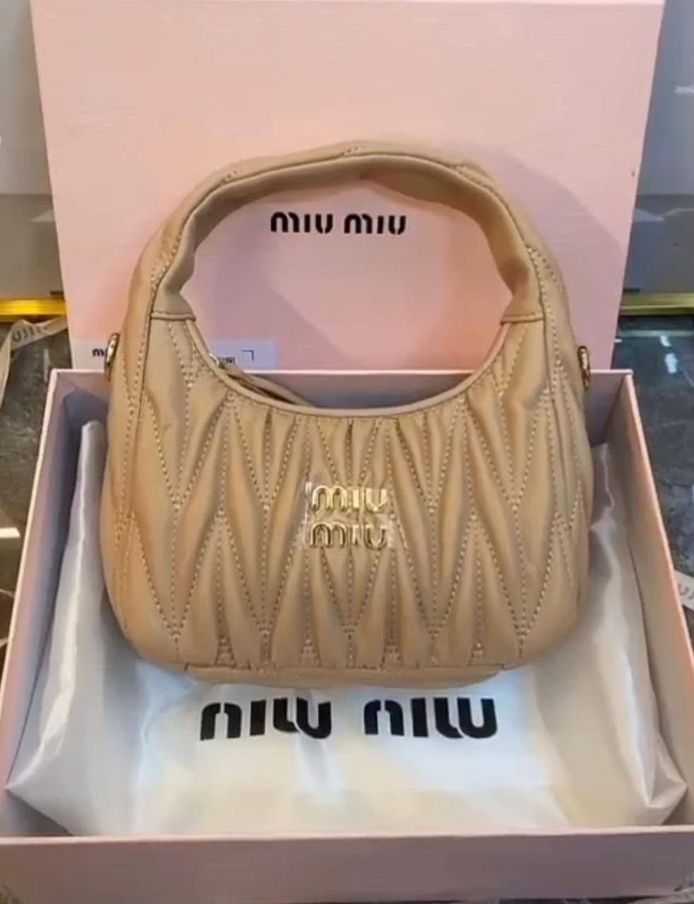 Miu Miu
New model, good quality,  
with box,  
🎁🎁🎁
size 21*12 cm 
95 dhs🪙🌨️

Zain12
♥️♥️♥️