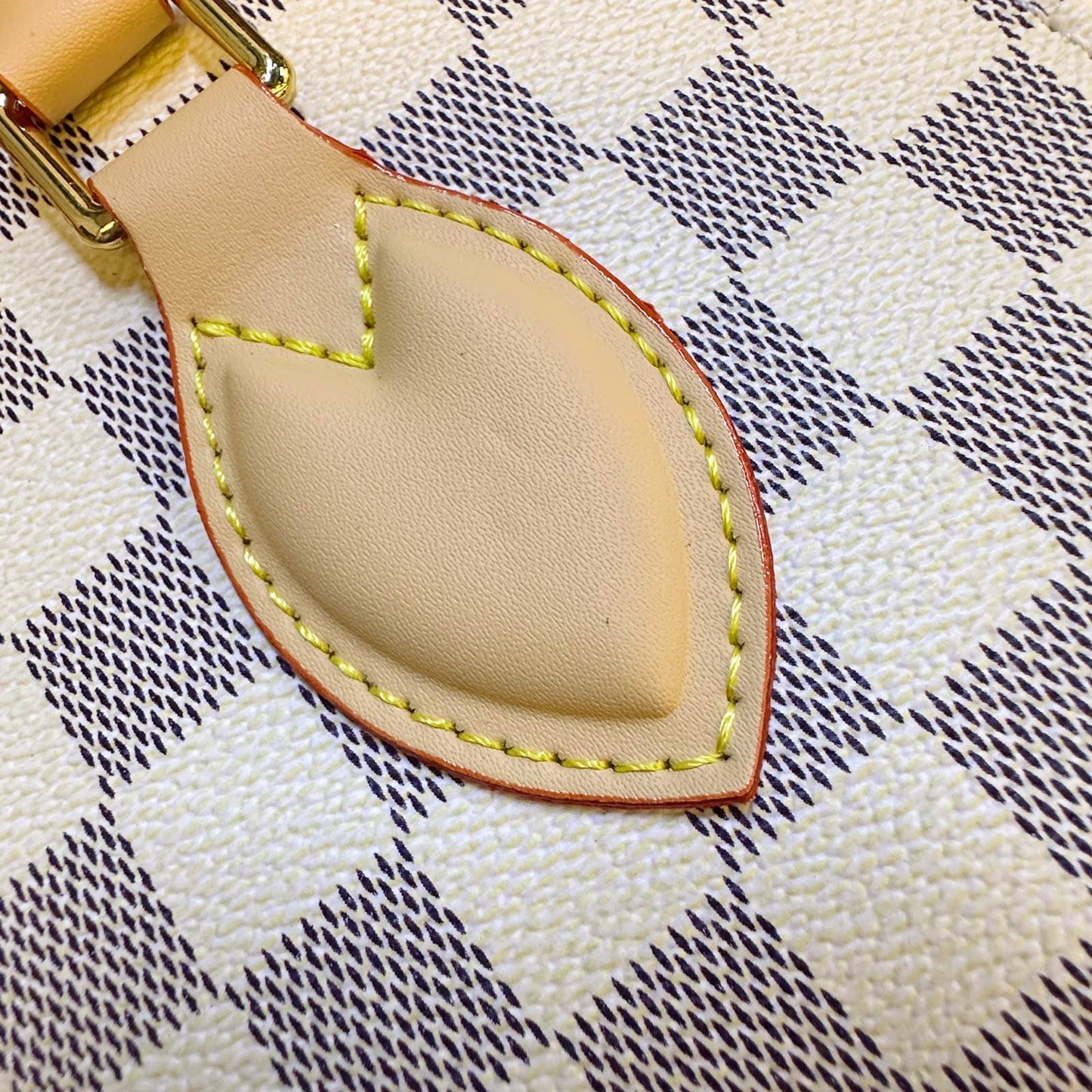 LV
 NEW DESIGN NASTER QUALITY 
260 dhs✅

Zain295
♥️♥️♥️