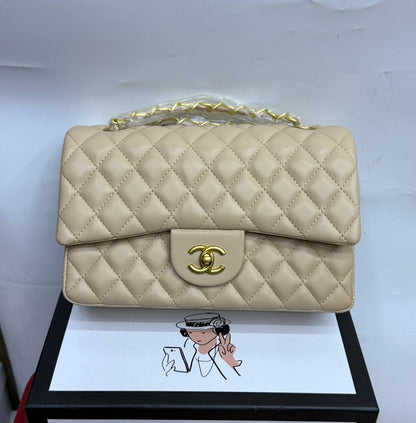 Chanel
New arrival 
Size 25cm
110 dhs🇦🇪🇦🇪🇦🇪

With box 🔥📦🔥

Zain70
♥️♥️♥️