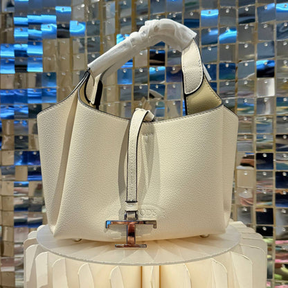 Tods T 

Timeless Mini Tote Bag

110 dhs✅ 

with box
🎁🎁🎁

Zain44
♥️♥️♥️